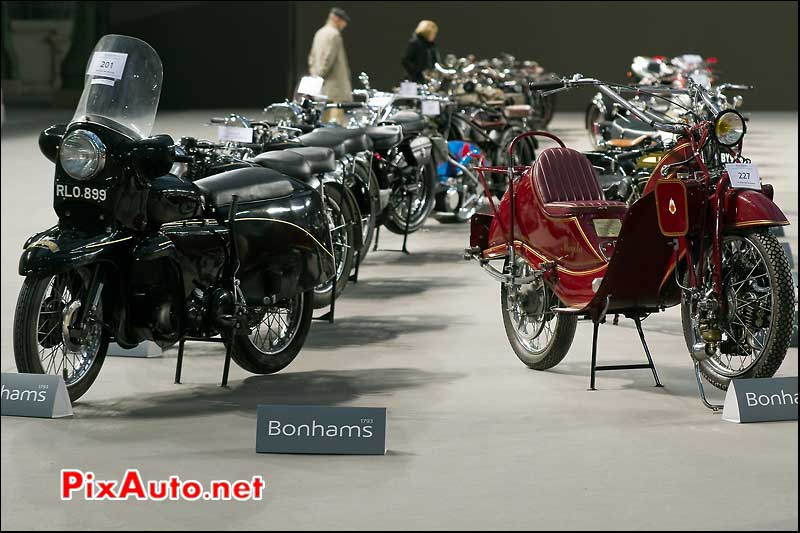 Presentation de motos de collection sous la verriere du Grand Palais.