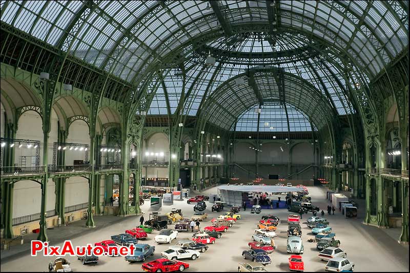 Présentation d'automobiles sous la verrière du Grand Palais.
