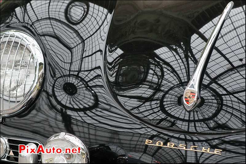 Reflets du Grand Palais sur une Porsche 356 Speedster.