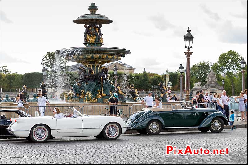Cabriolets Place de la Concorde, Traversee de Paris estivale