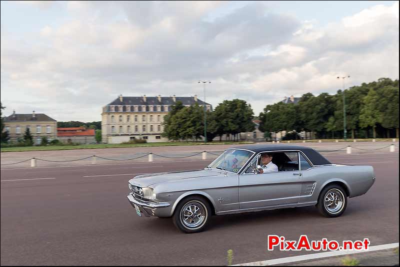 Ford Mustang Cabriolet, Traversee de Paris estivale