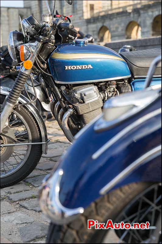 Honda CB, Traversee de Paris estivale