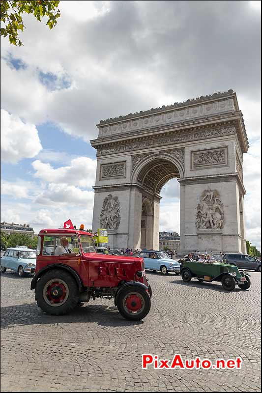 Tracteur Hurlimann Arc-de-Triomphe, Traversee de Paris estivale