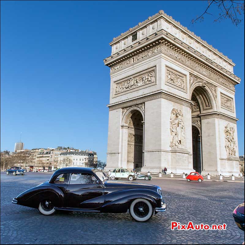 Traversee de Paris, Coupe Delahaye Arc de Triomphe