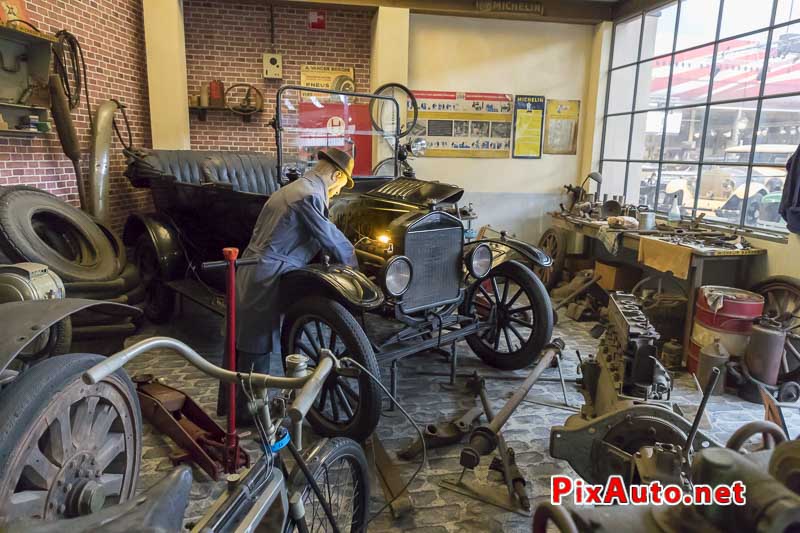 American-Dream-Cars-and-Bikes, Ford T Touring au garage